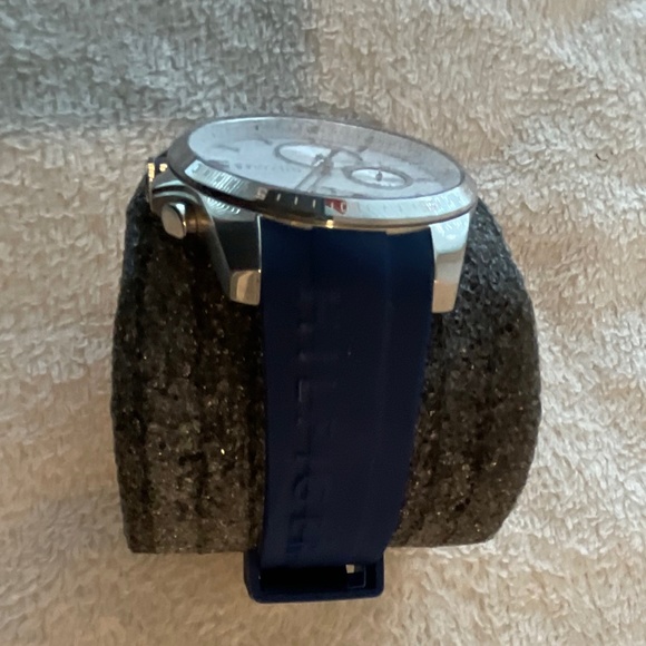 Tommy Hilfiger Watch Men Silver Tone Blue Dial Needs Battery  Tommy Hilfiger Silver and Navy Watch – Like New – Needs Battery